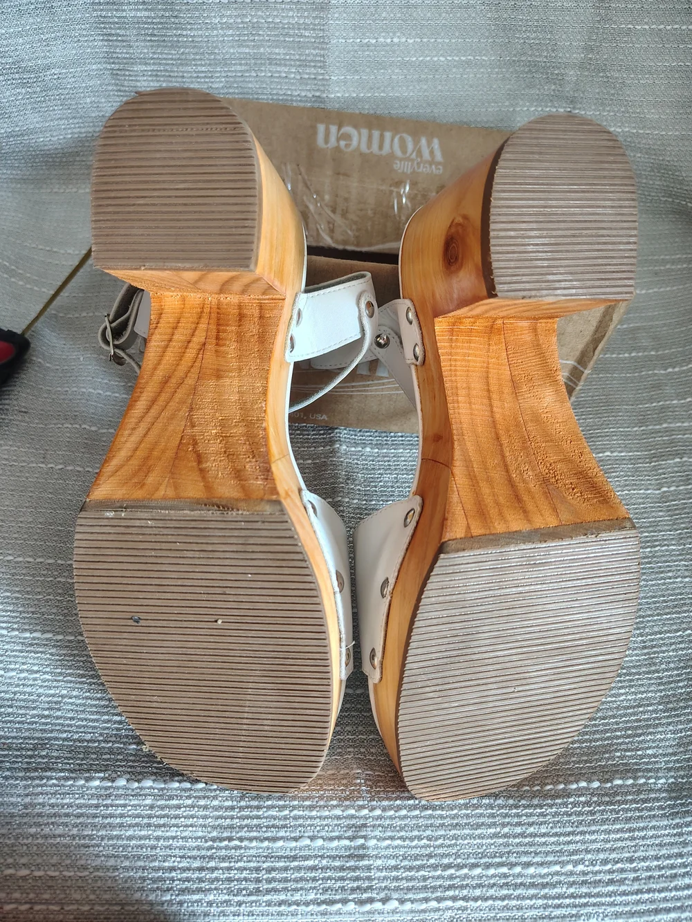 Hey Girl by Corkys White Platform Clog Sandals Size 8 Wood Look Heel